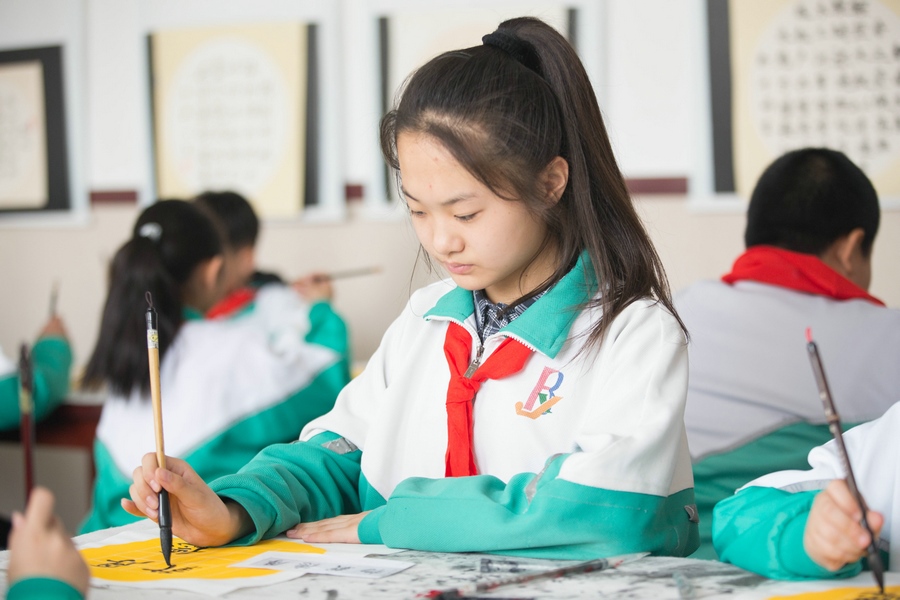 北重一小，學(xué)生正在書寫毛筆字 (2).jpg
