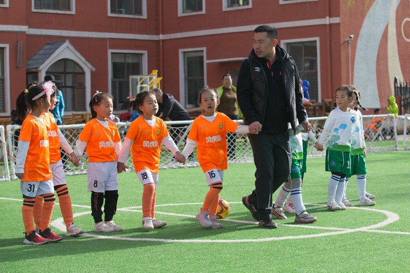 8.趣味比賽結(jié)束后，足球教師武穆帶領(lǐng)孩子們到場(chǎng)邊謝場(chǎng).jpg