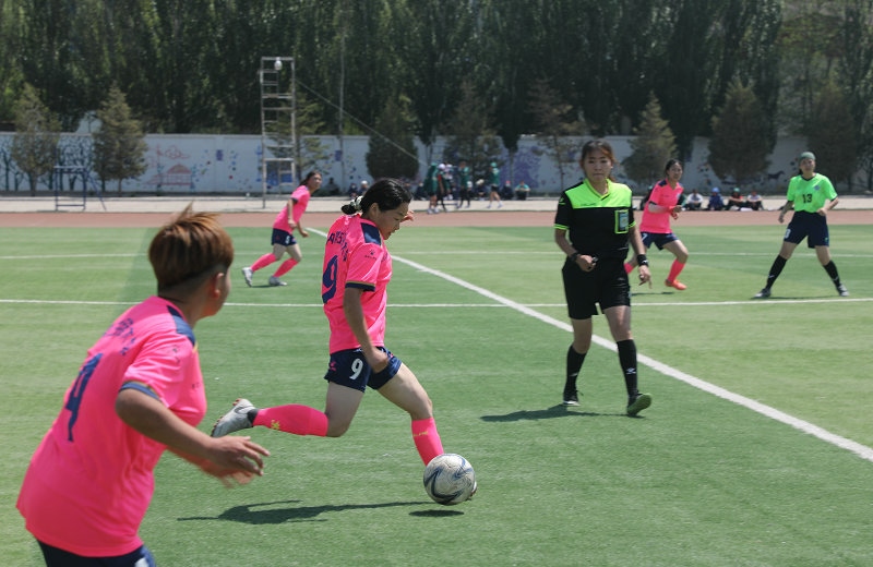 3.大學(xué)生足球聯(lián)賽本科組比賽現(xiàn)場(chǎng)，內(nèi)蒙古民族大學(xué)（粉色）對(duì)陣呼和浩特民族學(xué)院.JPG
