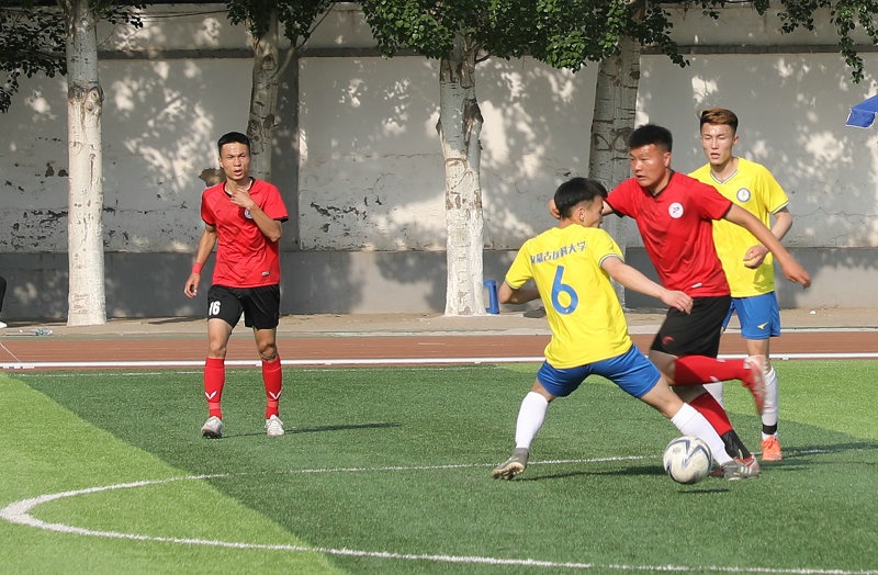 2.大學(xué)生足球聯(lián)賽本科組比賽現(xiàn)場(chǎng)，內(nèi)蒙古工業(yè)大學(xué)（紅色）對(duì)陣內(nèi)蒙古醫(yī)科大學(xué).jpg
