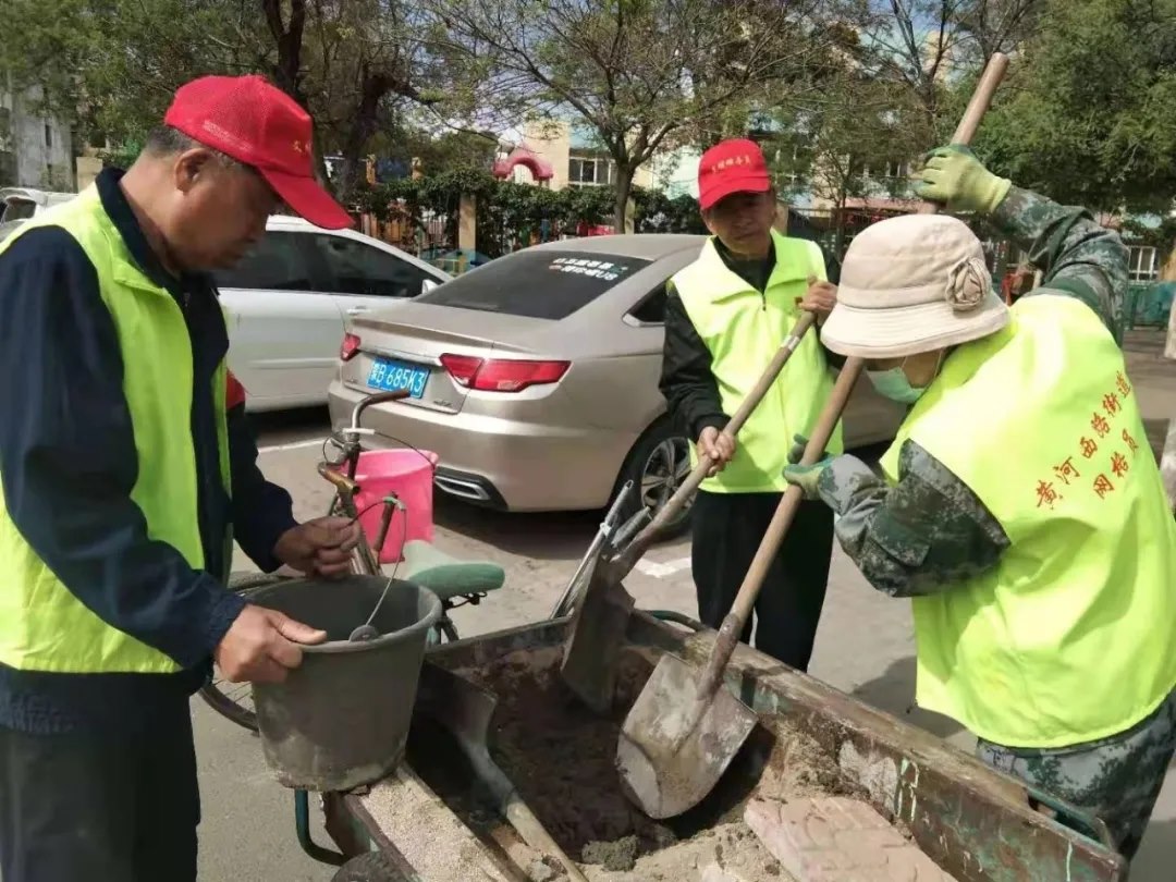 社區(qū)網格員助力文明城市創(chuàng)建.jpg