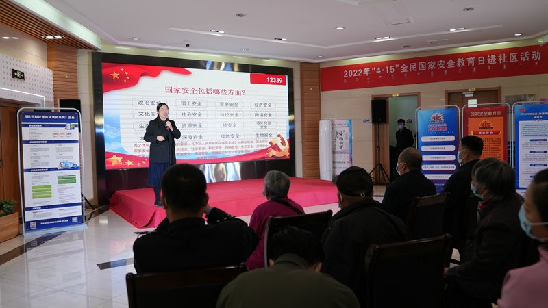 線下聯(lián)合各國(guó)家安全委員單位同步開(kāi)展“國(guó)家安全進(jìn)社區(qū)”活動(dòng)，現(xiàn)場(chǎng)通過(guò)以國(guó)家安全知識(shí)問(wèn)答為主線，穿插烏蘭牧騎演出、國(guó)家安全宣講、發(fā)放國(guó)家安全法律法規(guī)讀本等形式，圍繞什么是國(guó)家安全、國(guó)家安全包含哪些內(nèi)容、如何維護(hù)國(guó)家安全等方面，為社區(qū)老百姓開(kāi)展宣傳宣講，同時(shí)作為現(xiàn)場(chǎng)“進(jìn)社區(qū)”活動(dòng)與線上直播活動(dòng)連線，把現(xiàn)場(chǎng)熱烈氣氛帶到網(wǎng)絡(luò)，與大家共同分享。 (4)_副本.jpg