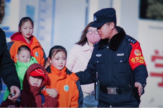 站好“護(hù)學(xué)崗”，守護(hù)“成長路”——南地公安持續(xù)開展護(hù)學(xué)行動(dòng)494.png