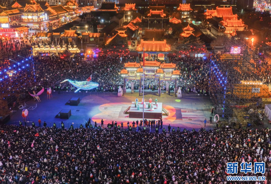 2025年12月31日晚，呼和浩特市玉泉區(qū)塞上老街旅游休閑街區(qū)跨年夜活動現(xiàn)場游人如織。新華網(wǎng)發(fā)（丁根厚 攝）.jpg