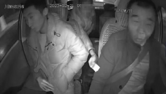 凌晨女子打車到江邊，并掏出百元大鈔給司機(jī)稱不用找了。資陽公安供圖