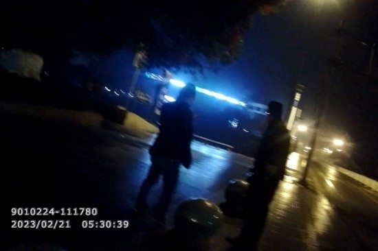 報警人唐師傅向民警講述情況 。資陽公安供圖