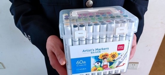 民警送上的馬克筆。資陽市公安供圖