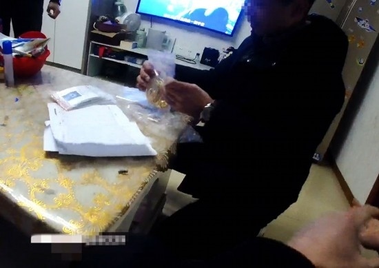 失主對照清單清點黃金等貴重物品。資陽市公安供圖