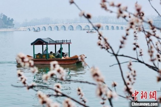 20日，頤和園游船開(kāi)航。<a target='_blank' data-cke-saved-href='/' href='/'><p align=