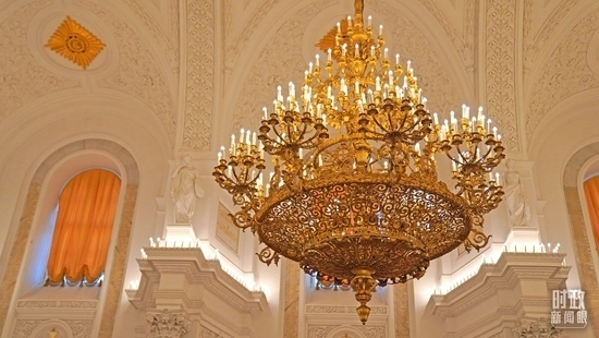 △喬治大廳內(nèi)燈光璀璨。（總臺(tái)國(guó)廣記者李晉拍攝）