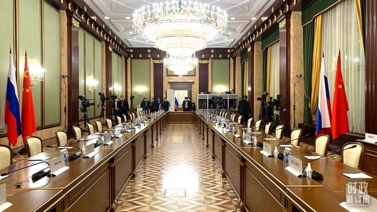 △俄羅斯聯(lián)邦政府大廈內(nèi)，習(xí)主席在這里會(huì)見俄羅斯總理米舒斯京。（總臺(tái)央視記者段德文拍攝）