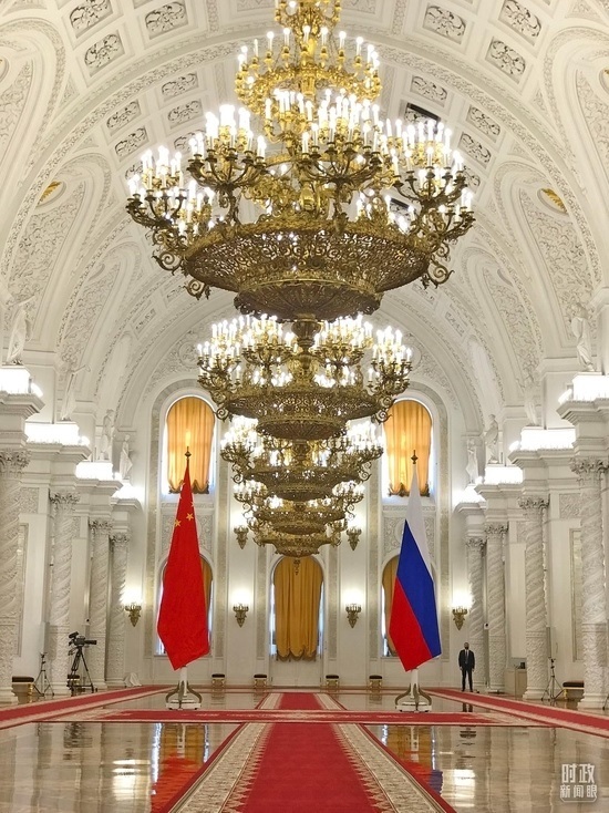 △克里姆林宮喬治大廳，習(xí)主席在這里同普京總統(tǒng)握手合影。（總臺(tái)央視記者石偉明拍攝）