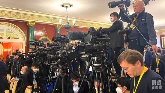 △等待中俄兩國(guó)元首共見記者的中外媒體同仁。（總臺(tái)央視記者段德文、李輝拍攝）