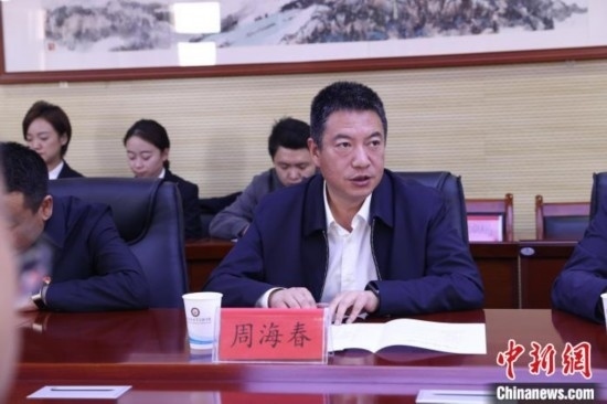 圖為西寧城市職業(yè)技術(shù)學(xué)院黨委書(shū)記周海春發(fā)言。青海省人民檢察院供圖