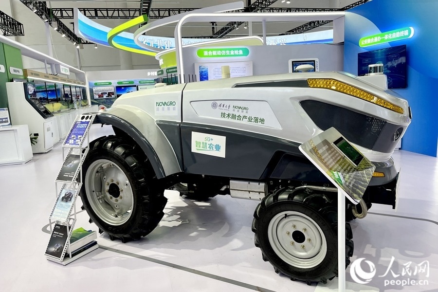 通過手機，就能指揮新能源無人駕駛拖拉機在田里作業(yè)。人民網(wǎng) 錢嘉禾攝