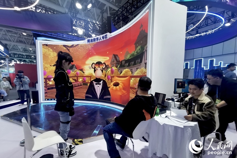 數(shù)字人主播“無聊猿”。人民網(wǎng) 葉青卿攝