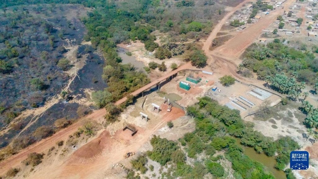 這是1月12日在科特迪瓦西北部奧迭內(nèi)省拍攝的北部公路項目施工現(xiàn)場（無人機照片）。新華社發(fā)（中國港灣工程有限責任公司供圖）