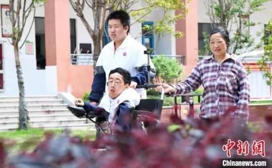 碰上天氣好，朱金祥就會(huì)利用休息時(shí)間，和鐘華強(qiáng)母親將其推出來(lái)賞賞花，曬曬太陽(yáng)，呼吸一下外面的新鮮空氣。 卓忠偉 攝