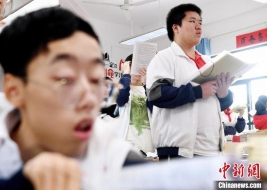 朱金祥(右)和鐘華強(qiáng)(左)正在加緊復(fù)習(xí)迎接高考。 卓忠偉 攝