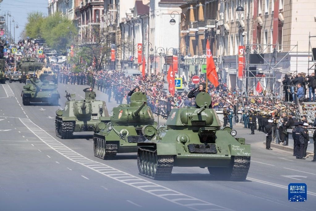 5月9日，在俄羅斯符拉迪沃斯托克市，坦克編隊(duì)參加閱兵式。新華社發(fā)（郭飛洲攝）