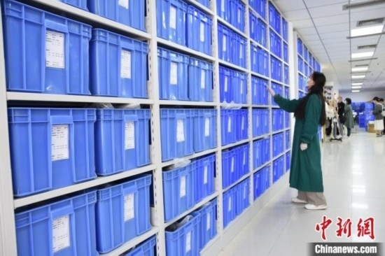 圖為鄭州大學(xué)人骨考古實(shí)驗(yàn)室內(nèi)的骨骼標(biāo)本庫。王宇 攝