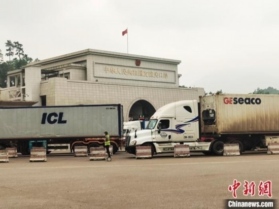 近日，位于中越邊境廣西憑祥市的友誼關(guān)口岸車水馬龍，裝載著東盟水果的跨境車輛來往不斷。黃艷梅 攝
