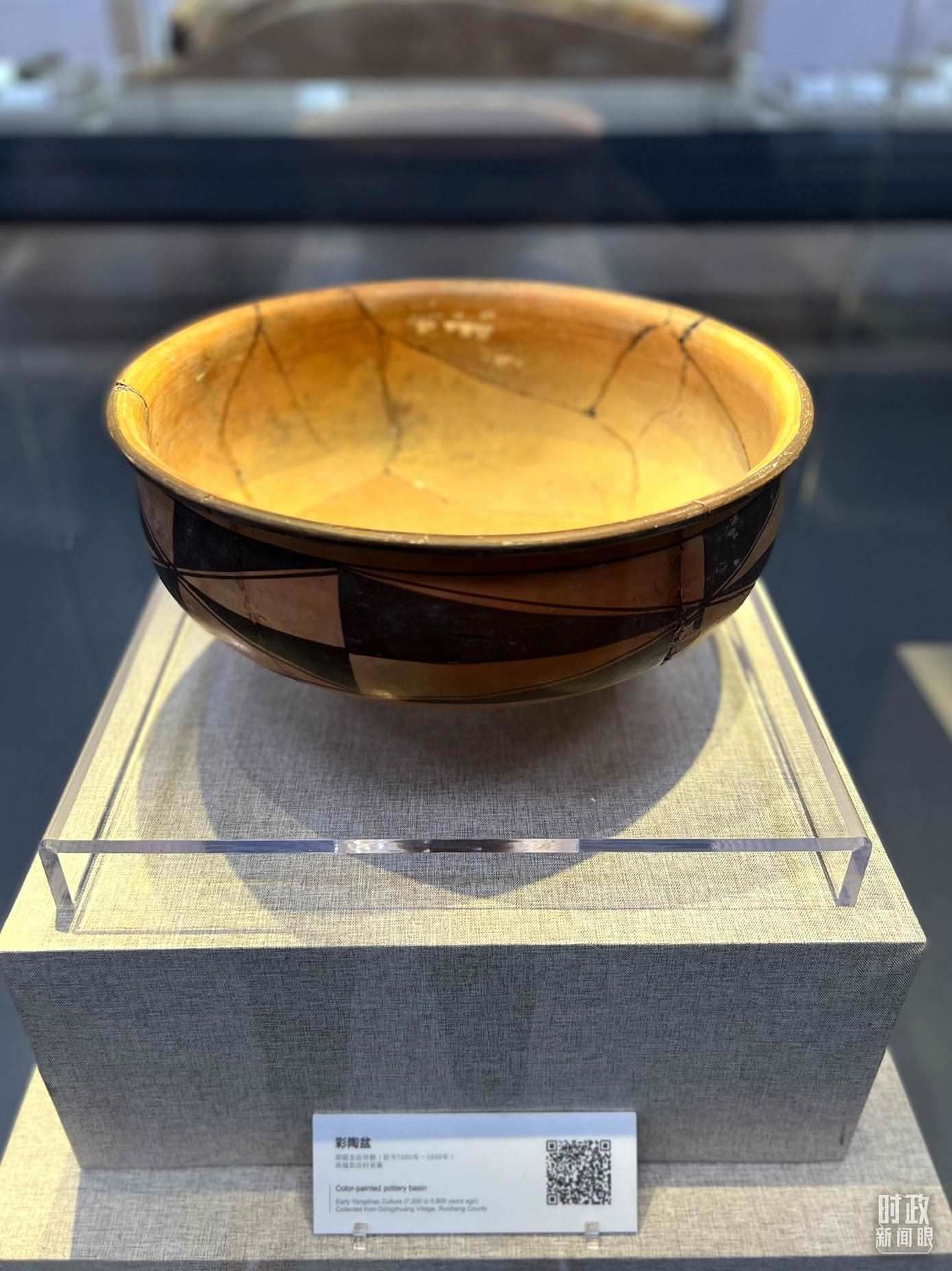 △運(yùn)城博物館內(nèi)展出的仰韶文化早期的彩陶盆。（總臺(tái)央視記者邢彬拍攝）