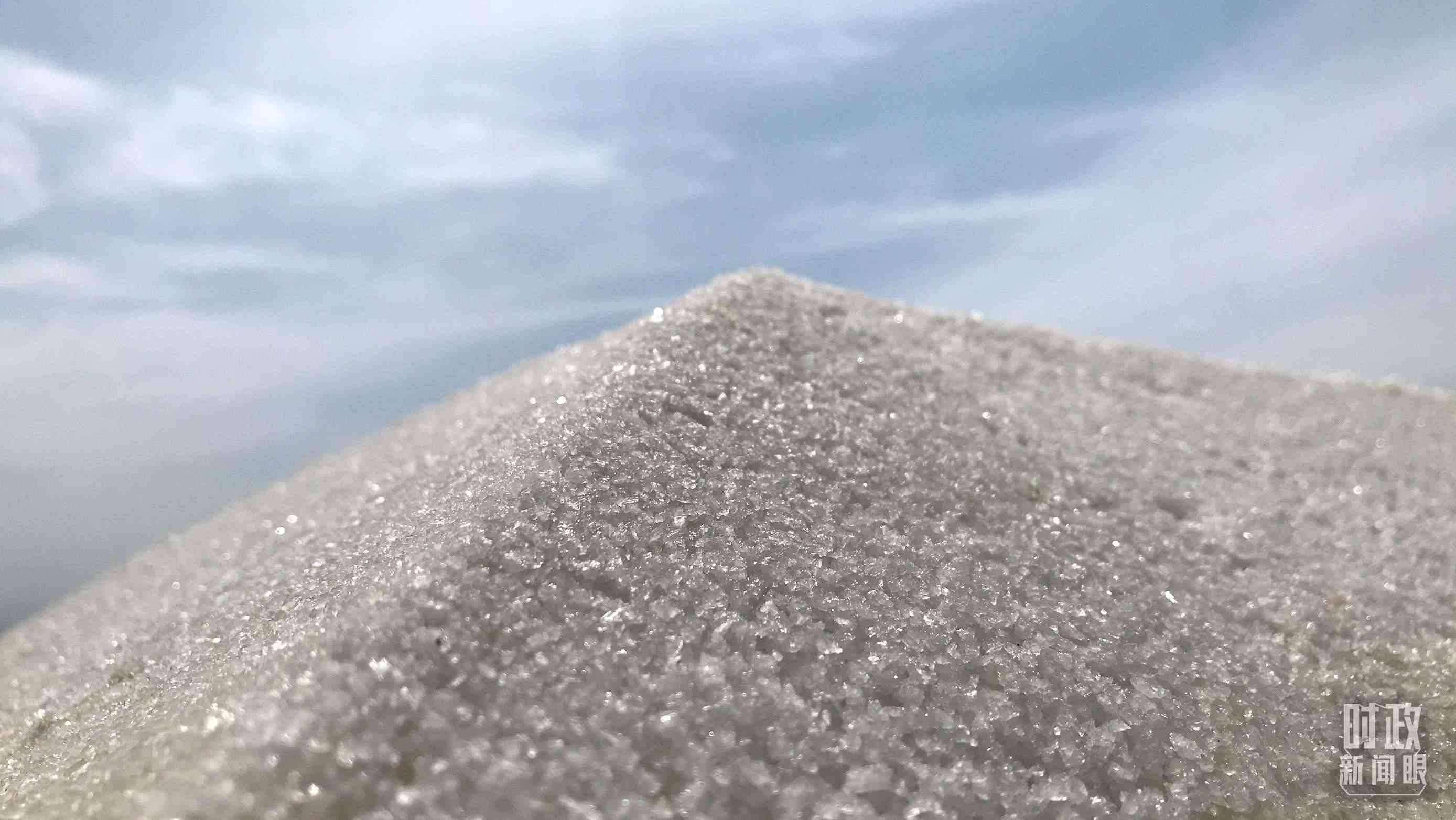 △鹽湖出產(chǎn)的河?xùn)|大鹽。（總臺(tái)央視記者石偉明拍攝）