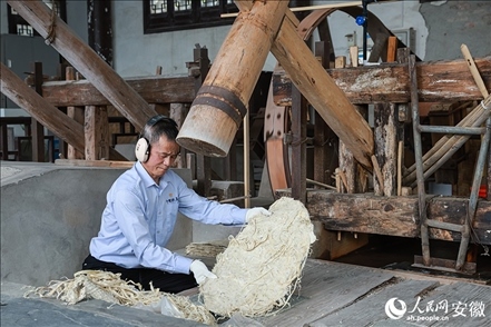 宣紙制作工藝——制簾。人民網(wǎng)記者 張俊攝