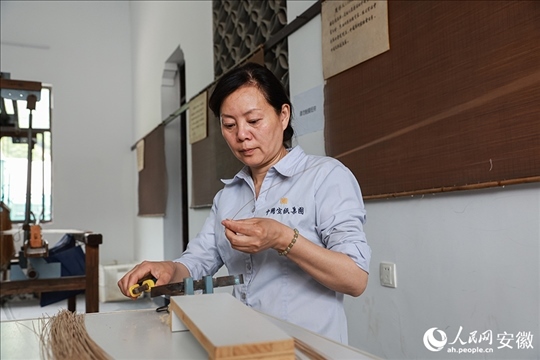 撈紙需要兩位師傅默契配合。人民網(wǎng)記者 張俊攝