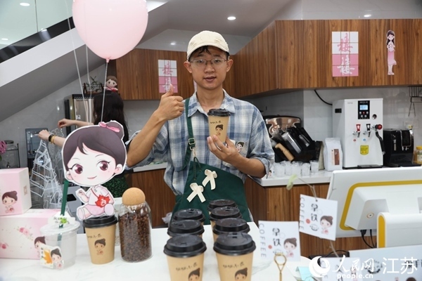 謝雨橋展示制作好的咖啡。人民網(wǎng)記者 馬曉波攝