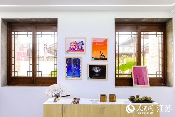 “棲棲小店”的文創(chuàng)產(chǎn)品展示廳。人民網(wǎng)記者 馬曉波攝