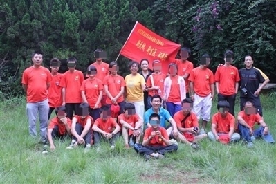 項(xiàng)目辦開展活動合影，喬海云（后排中，黑衣）和張月如（后排右一）