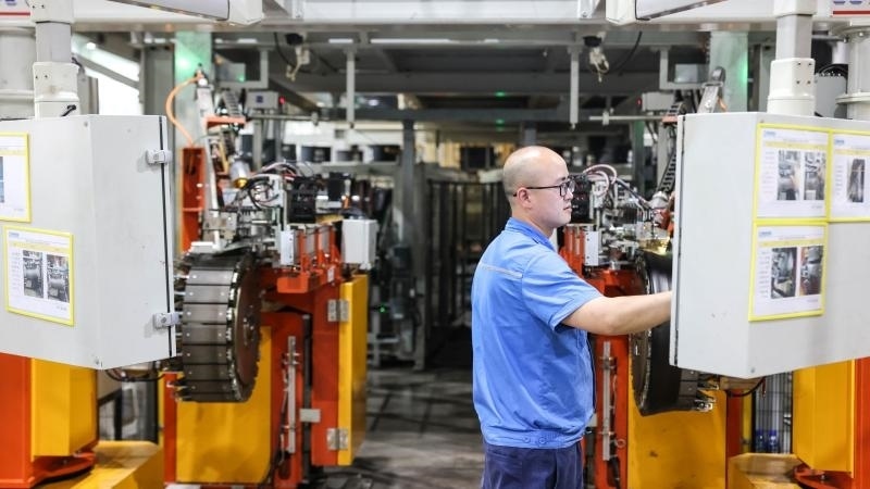 工作人員在貴州輪胎股份有限公司的“5G全連接工廠”成型區(qū)作業(yè)（2022年5月17日攝）。新華社記者 歐東衢 攝