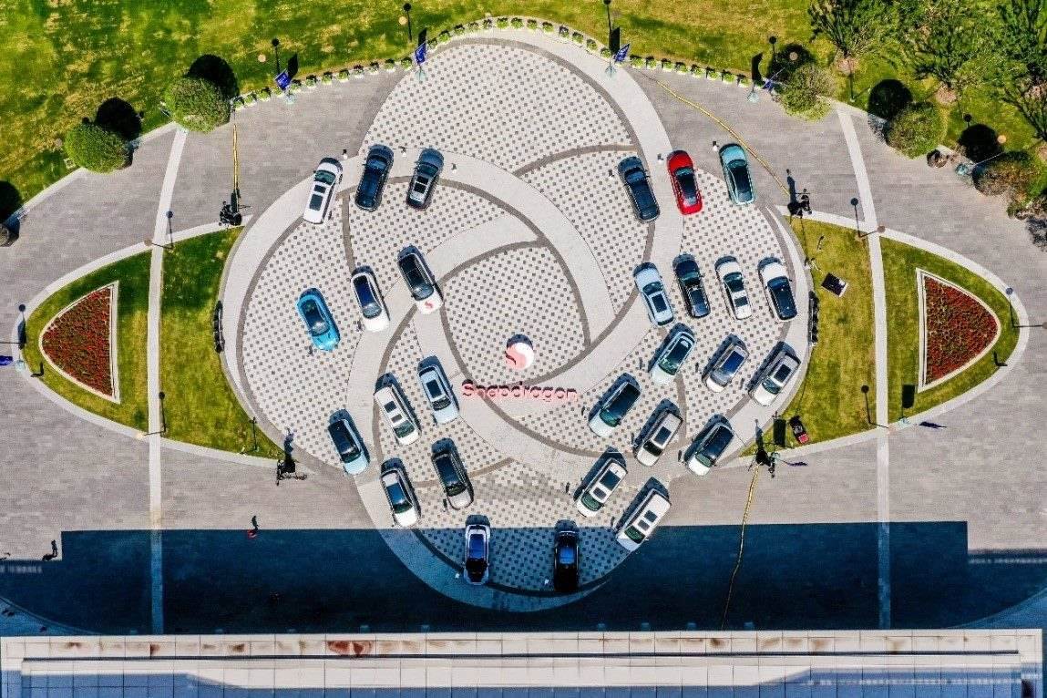 峰會戶外整車展示區(qū)俯瞰圖。（受訪者供圖）