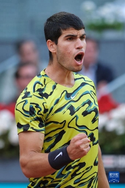 5月7日，阿爾卡拉斯在比賽中慶祝得分。當日，在西班牙馬德里網(wǎng)球公開賽男單決賽中，西班牙選手阿爾卡拉斯以2比1戰(zhàn)勝德國選手施特魯夫，奪得冠軍。新華社記者 孟鼎博 攝