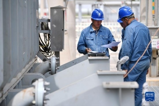 5月27日，電力工人在工程現(xiàn)場進(jìn)行檢修作業(yè)。