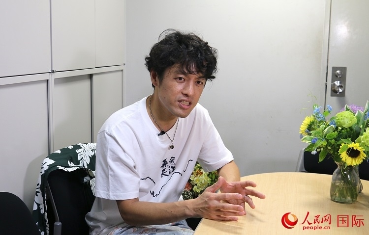 竹內亮接受人民網專訪。人民網 許可攝