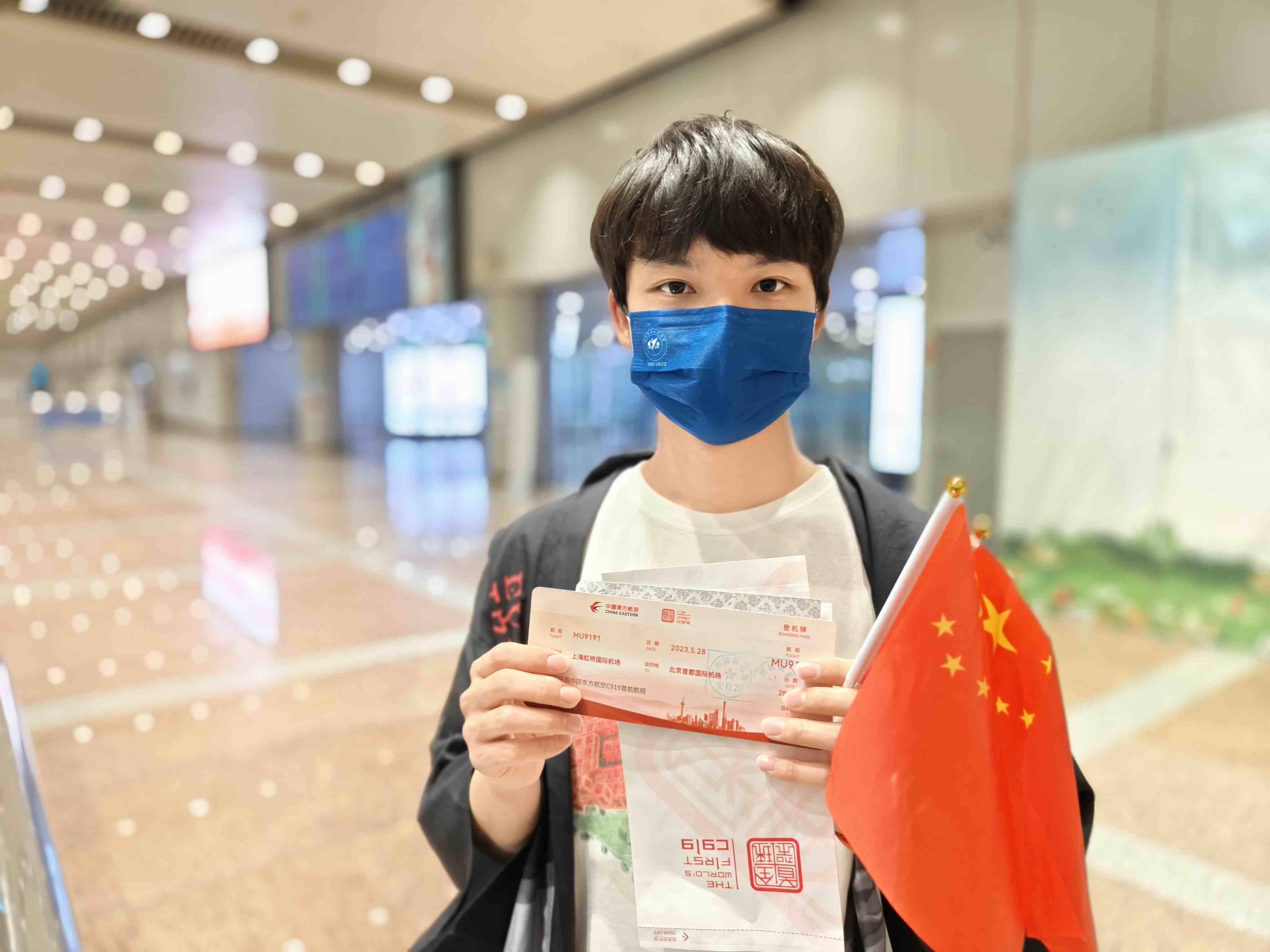 張可立向記者展示有著紀念意義的登機牌。人民網(wǎng)記者 夏曉倫攝