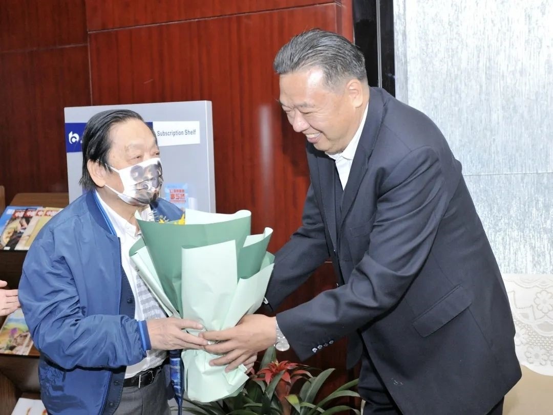 ▲青海省政協(xié)副主席、青海省林草局黨組書記、局長(zhǎng)、祁連山國(guó)家公園青海省管理局局長(zhǎng)李曉南在機(jī)場(chǎng)迎接韓美林