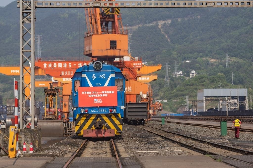 這是2023年4月27日，太平船務(wù)——西部陸海新通道江鐵海聯(lián)運(yùn)非洲專列在重慶果園港魚嘴站等待發(fā)車。