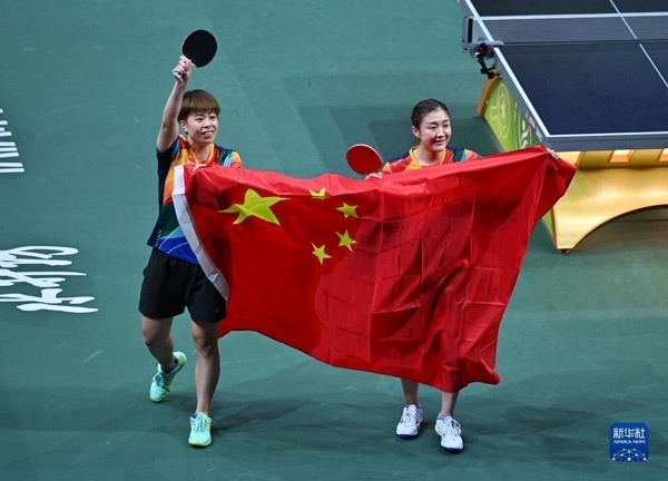 5月27日，陳夢(mèng)（右）/王藝迪慶祝勝利。當(dāng)日，在南非德班進(jìn)行的2023年世界乒乓球錦標(biāo)賽女子雙打決賽中，中國(guó)選手陳夢(mèng)/王藝迪以3比0戰(zhàn)勝韓國(guó)選手田志希/申裕斌，奪得冠軍。新華社記者 陶希夷攝