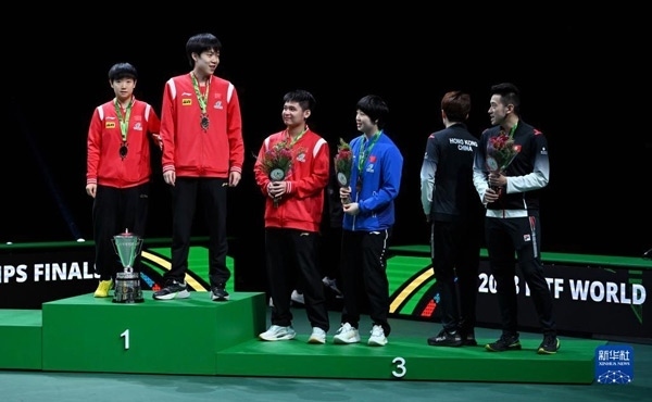 5月26日，冠軍中國(guó)組合王楚欽（左二）/孫穎莎（左一）與季軍中國(guó)組合林詩(shī)棟（左三）/蒯曼（左四）、中國(guó)香港組合黃鎮(zhèn)廷（右一）/杜凱琹在頒獎(jiǎng)儀式后交流。新華社記者 陶希夷攝