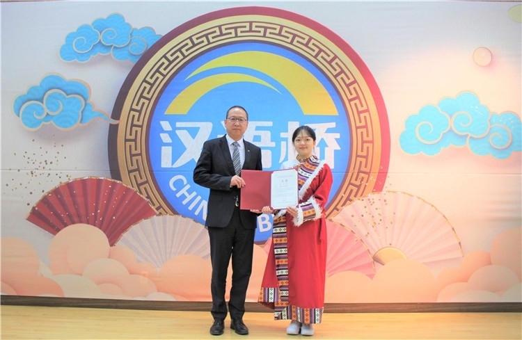 中國銀行首爾分行行長周建軍為大學生組冠軍頒獎并頒發(fā)就業(yè)證書。首爾孔子學院供圖