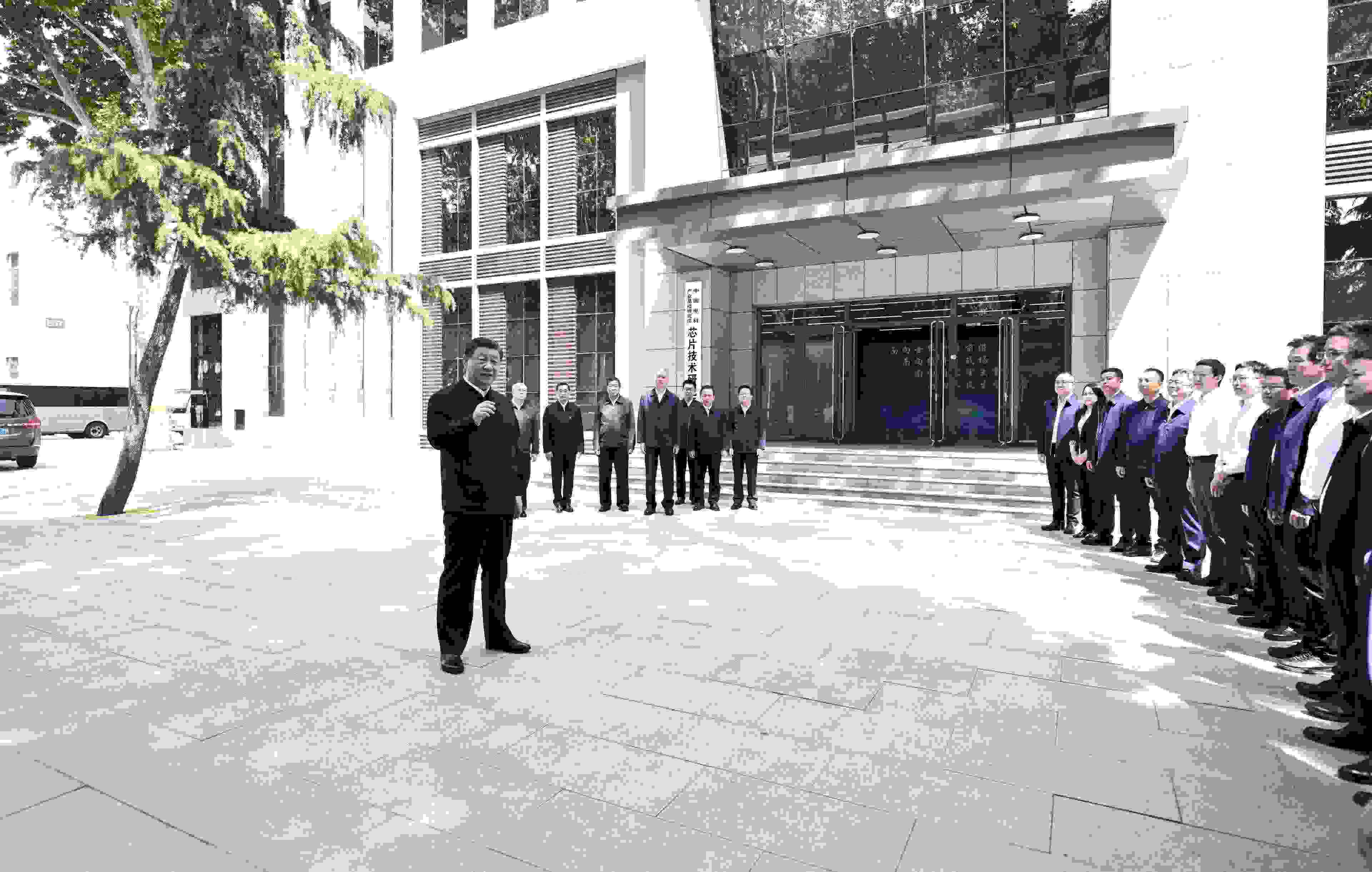 △2023年5月12日，習(xí)近平總書記在中國(guó)電科產(chǎn)業(yè)基礎(chǔ)研究院同科技工作者交流。