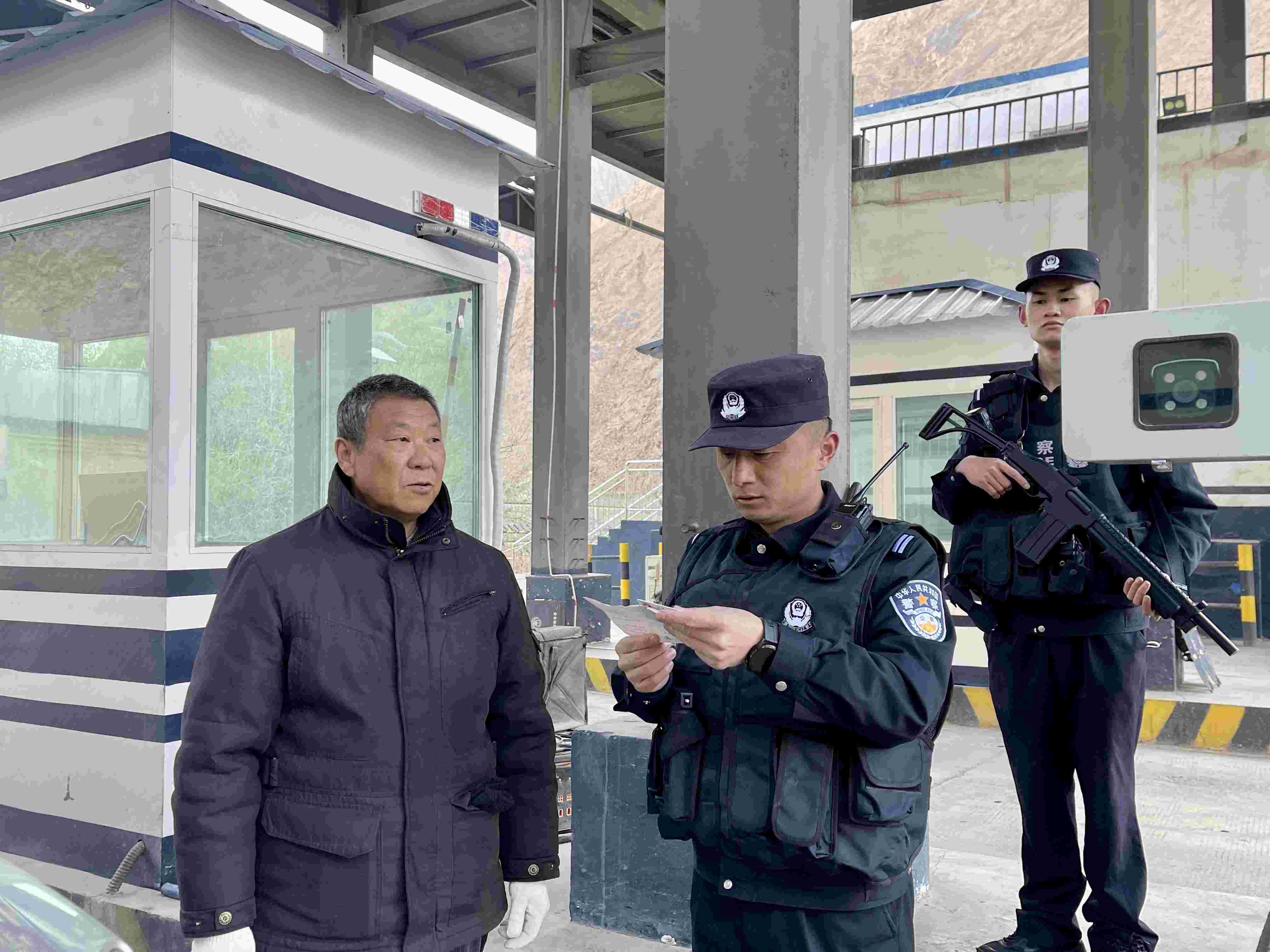 在庫地邊境檢查站，陳暢核對進(jìn)出邊境管理區(qū)人員信息。人民網(wǎng) 周靜圓攝