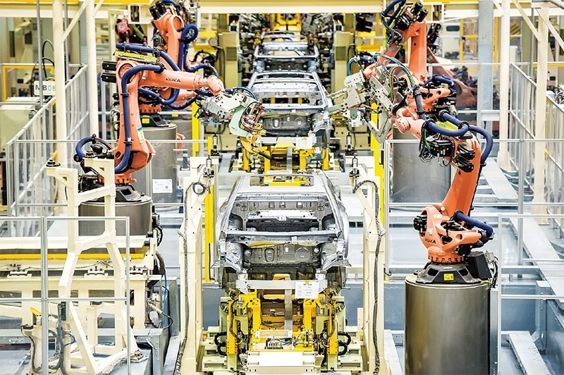 發(fā)展新能源汽車是我國(guó)從汽車大國(guó)邁向汽車強(qiáng)國(guó)的必由之路。2022年中國(guó)新能源汽車產(chǎn)銷分別實(shí)現(xiàn)705.8萬(wàn)輛和688.7萬(wàn)輛，連續(xù)8年位居世界第一。圖為廣汽埃安第一智造中心焊裝車間正在熱火朝天地生產(chǎn)。 廣汽埃安新能源汽車股份有限公司供圖