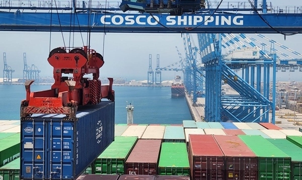 圖為“東方西班牙”輪在裝載貨物。人民網(wǎng)記者 管克江 攝