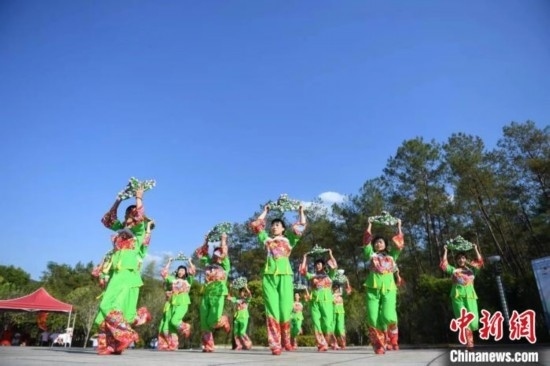 市民在跳廣場(chǎng)舞。 唐小晴 攝