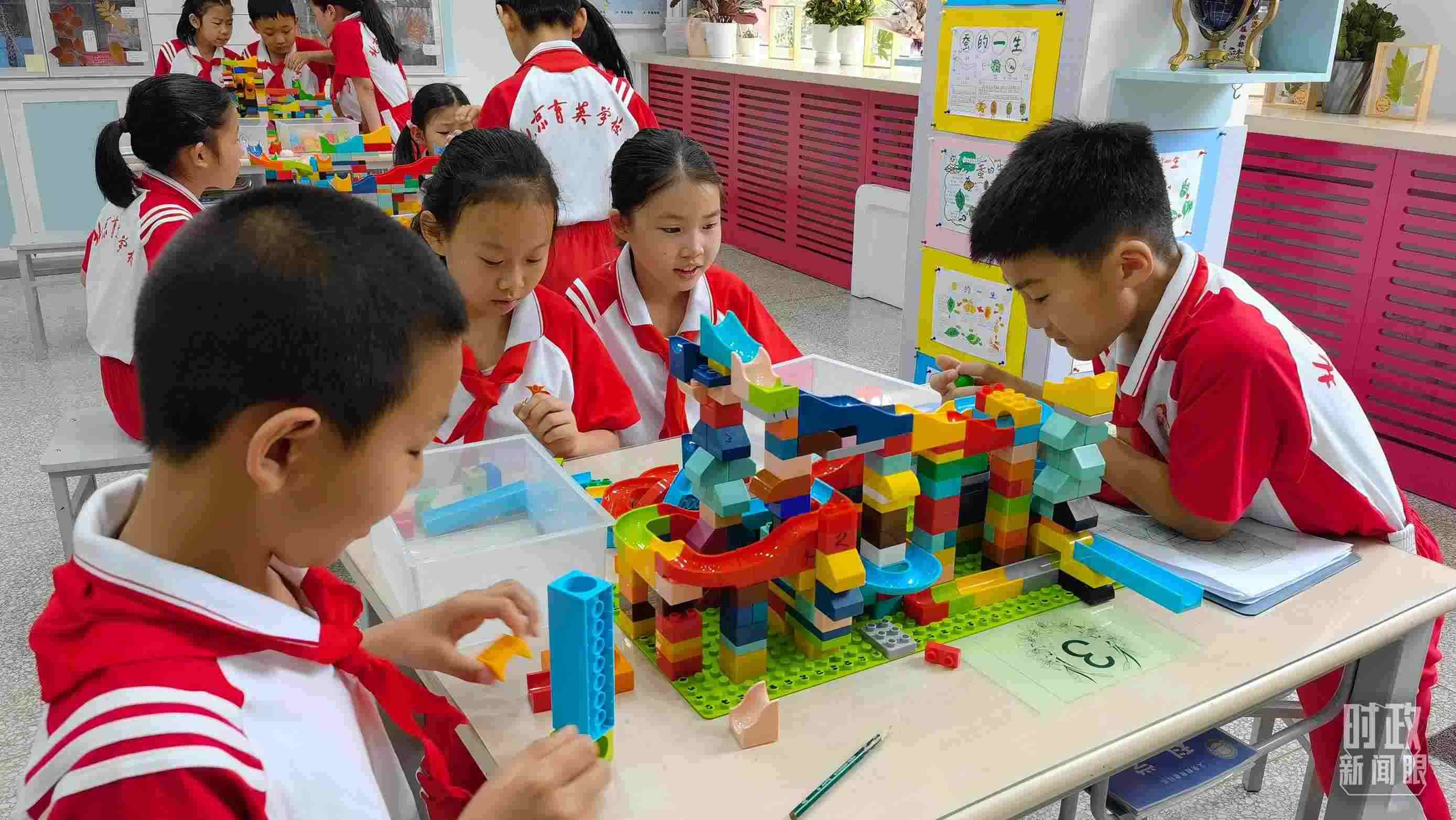 △正在搭建過山車模型的學(xué)生們。（總臺央視記者石丞拍攝）